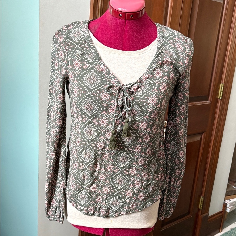 Hollister  top  long sleeves V-neck/lace up  green white pink geometric  Size XS